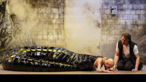 „Die Verwandlung“: Rusalka (Christiane Karg) und der Prinz (Pavel Černoch) im Grusel-Keller (Foto Gianmarco Bresadola)