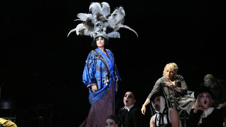 Agnes Selma Weiland als Turandot mit Federkopfputz (Foto Heiko Sandelmann)