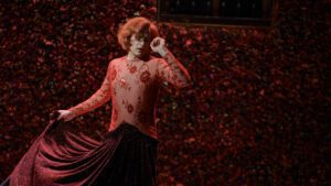 Herausragend: Matthew Peña als Rössl-Wirtin (Foto Björn Hickmann/stage picture)