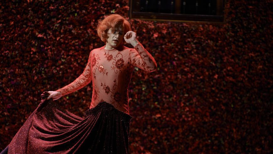 Herausragend: Matthew Peña als Rössl-Wirtin (Foto Björn Hickmann/stage picture)