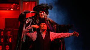 Alter Ego: Tommi Hakala als Holländer und Young Doo Park als Daland (Foto Thomas Aurin)