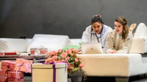 Mona Akinola (Nancy) und Nicole Lubinger (Lady Harriet Durham) (Foto SLT/Tobias Witzgall)