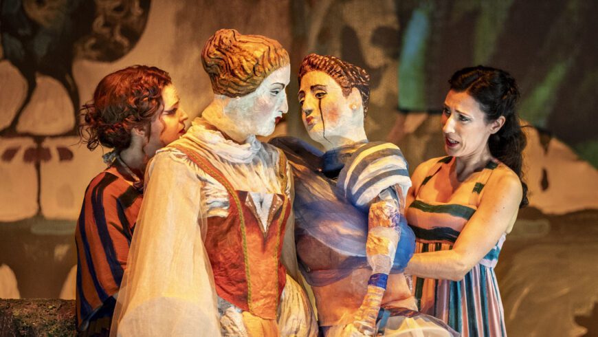 Nicht nur sympathisch: Clitennestra (Shakèd Bar) und Ifigenia (Marie Lys) (Foto Birgit Gufler)