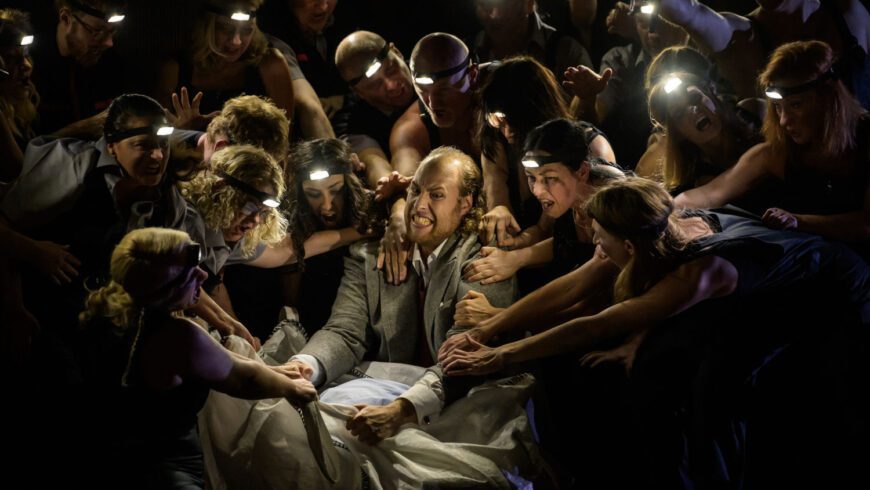 Evan LeRoy Johnson (Idomeneo) mit dem Chor der Staatsoper (Foto Serghei Gherciu)