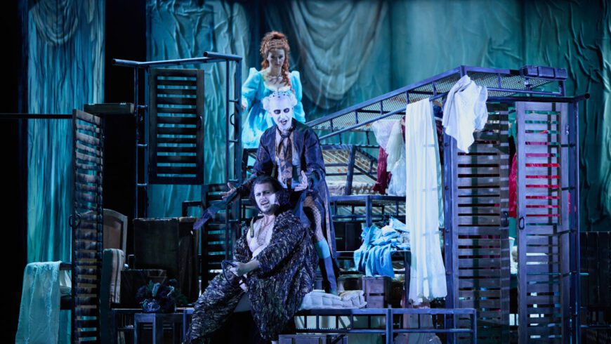 Die heimliche Hauptfigur: Juan Carlos Falcón als Hofintrigant Bazillus, hier mit Anna-Katharina Tonauer (Susanne) und Daniel Schliewa (Graf Almaviva) (Foto Markus Tordik)