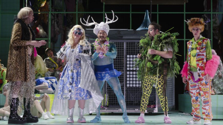 Die Bürger Windsors übernehmen ganz brav bürgerlich Falstaffs schrille Ästhetik in ihren Sommernachtstraum (Foto Jan-Pieter Fuhr)