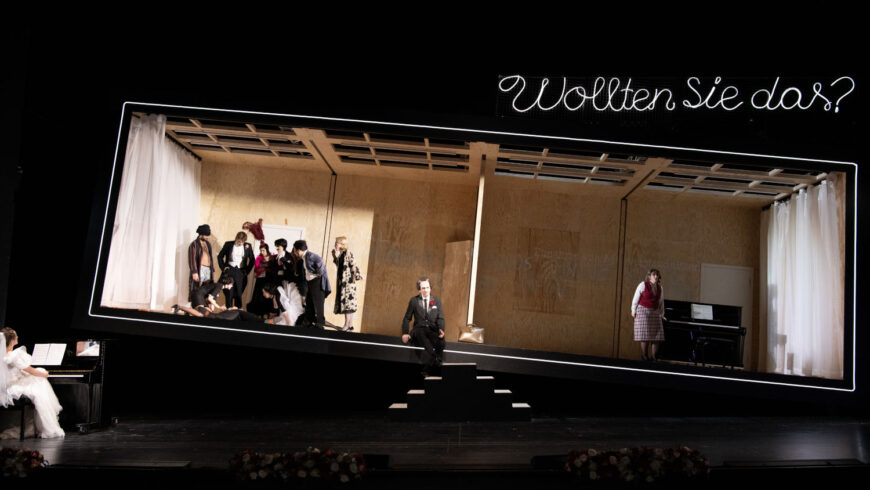 Bühne in Schieflage – künstlerisch alles im Lot (Foto Cordula Treml)