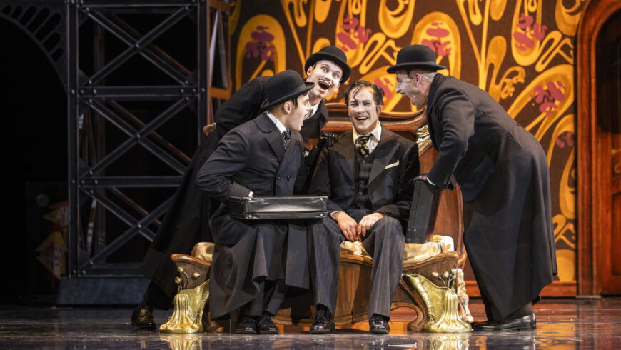 Mittig Daniel Prohaska als René Graf von Luxemburg (Foto Anna Schnauss)