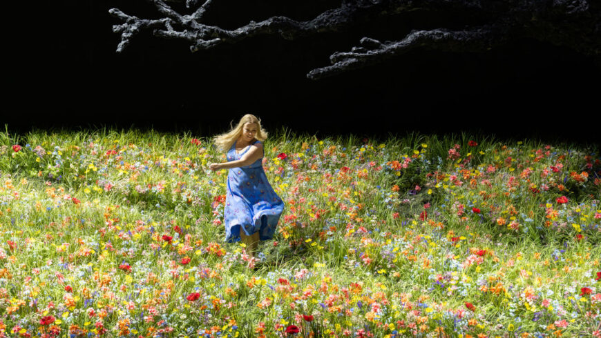 „Auf der Alm, da gibt’s koa Sünd’!“ – Elisabet Strid auf dem Almwiesen-„Brünnhildenfelsen“ (Foto Monika Rittershaus)