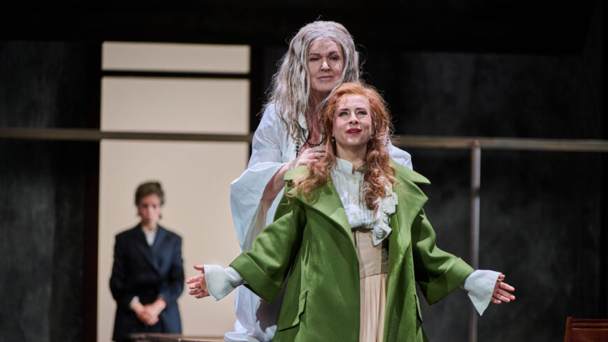 Die Priorin (Itziar Lesaka) und Blanche (Marysol Schalit) (Foto Thore Nilsson)
