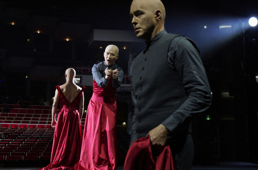 Ivan Keim (Tänzer), Daegyun Jeong (R-13) und Seth Carico (D-503) (Foto Thomas M. Jauk/StagePicture)