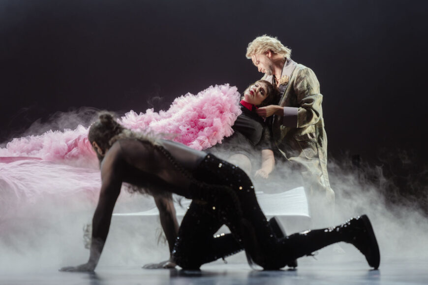 Georges Khoukaz (der animalische Teil des Biests), Luise von Garnier (La Belle) und Wiard Witholt (die Prinzen-Seele) (Foto Jan-Pieter Fuhr)