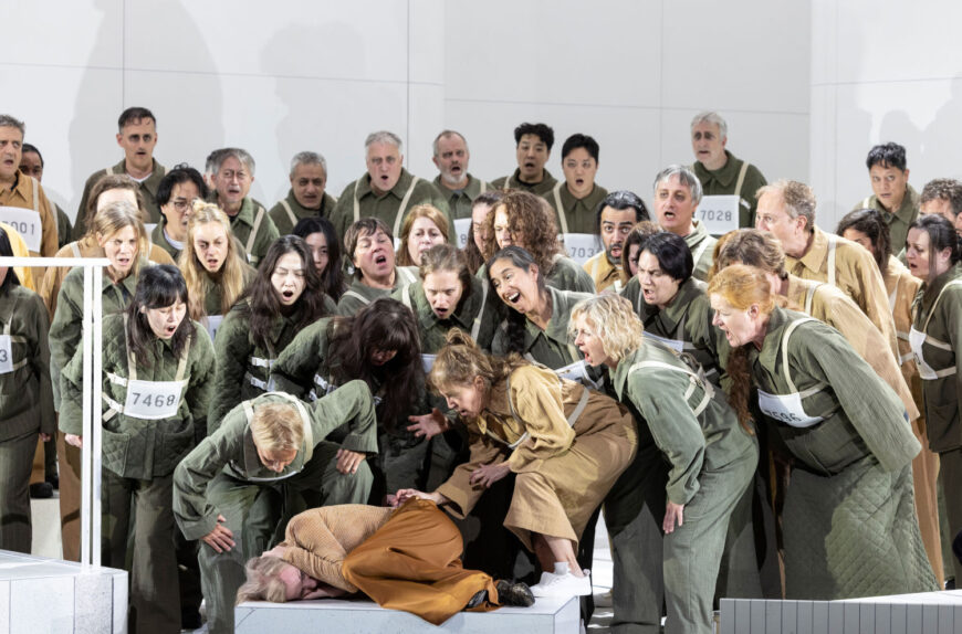 Astrid Kessler (Heliane) mit dem Opernchor (Foto Alvise Predieri)
