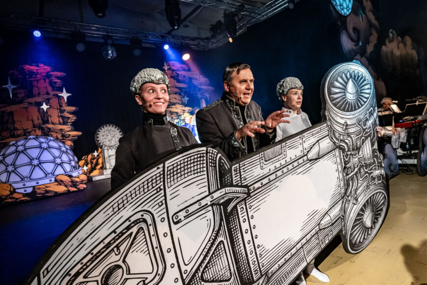 Egon Mars (Volker Ringe) mit der Egonautin (Theresa Kapps) und Luna (Kinga Stańko) (Foto Udo Krause)